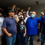 AME7195. CARACAS (VENEZUELA), 10/08/2020.- Militantes y políticos que simpatizan con el dirigente Bernabé Gutiérrez, del partido opositor venezolano Acción Democrática (AD), permanecen dentro de las instalaciones del partido hoy, en Caracas (Venezuela). Simpatizantes del emblemático partido opositor venezolano Acción Democrática (AD), que respaldan a dos directivas que dicen presidir la organización, se enfrentaron este lunes por el control de una de sus sedes en Caracas, sin que la refriega haya dejado víctimas o daños que lamentar. EFE/ Miguel Gutiérrez