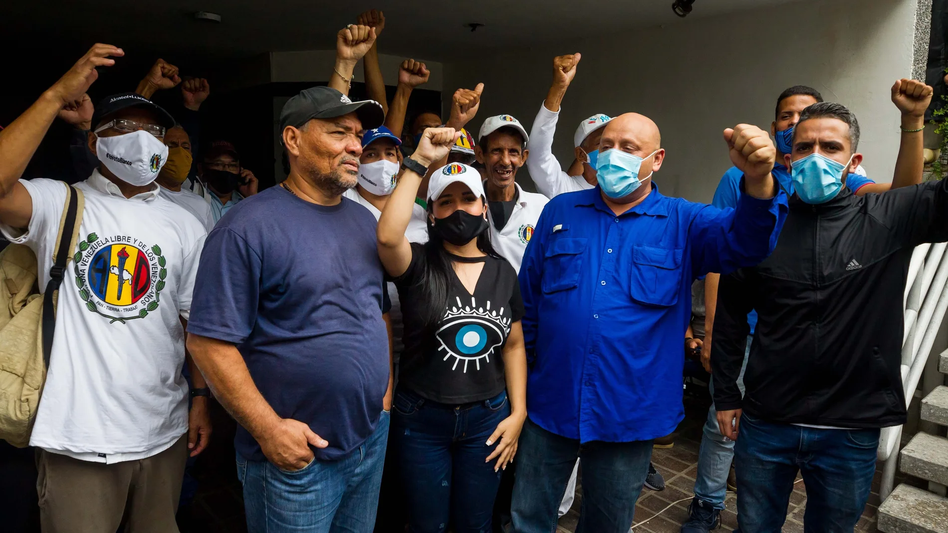 Opositores venezolanos se enfrentan por la sede de un emblemático partido