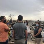 Las vicepresidentas de la Diputación Margarita del Cid y Natacha Rivas visitan el camping incendiado en Mollina junto al alcalde, Eugenio Sevillano