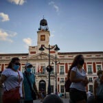 El Gobierno de la Comunidad de Madrid hará obligatorio el uso de la mascarilla en todos los espacios aunque se pueda mantener la distancia de seguridad si el Gobierno central "no actúa con el agujero de Barajas"