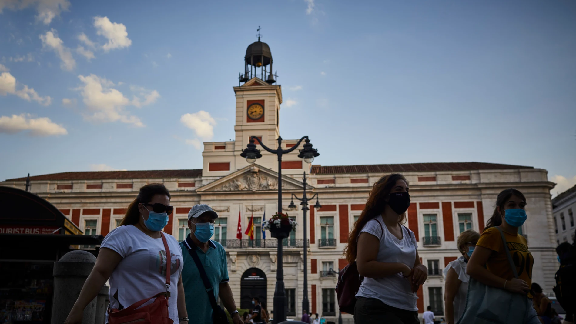 El Gobierno de la Comunidad de Madrid hará obligatorio el uso de la mascarilla en todos los espacios aunque se pueda mantener la distancia de seguridad si el Gobierno central "no actúa con el agujero de Barajas"