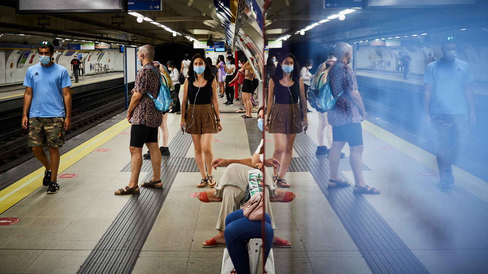 Ciudadanos de Madrid, en el Metro con mascarillas
