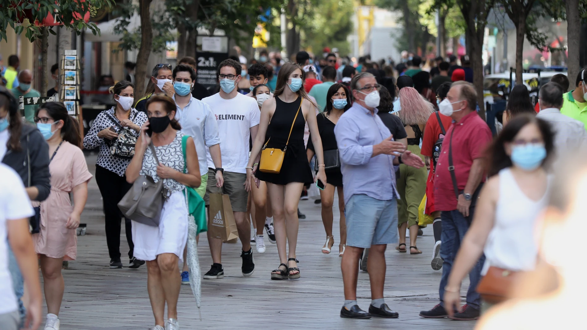 Gente con mascarilla por Madrid