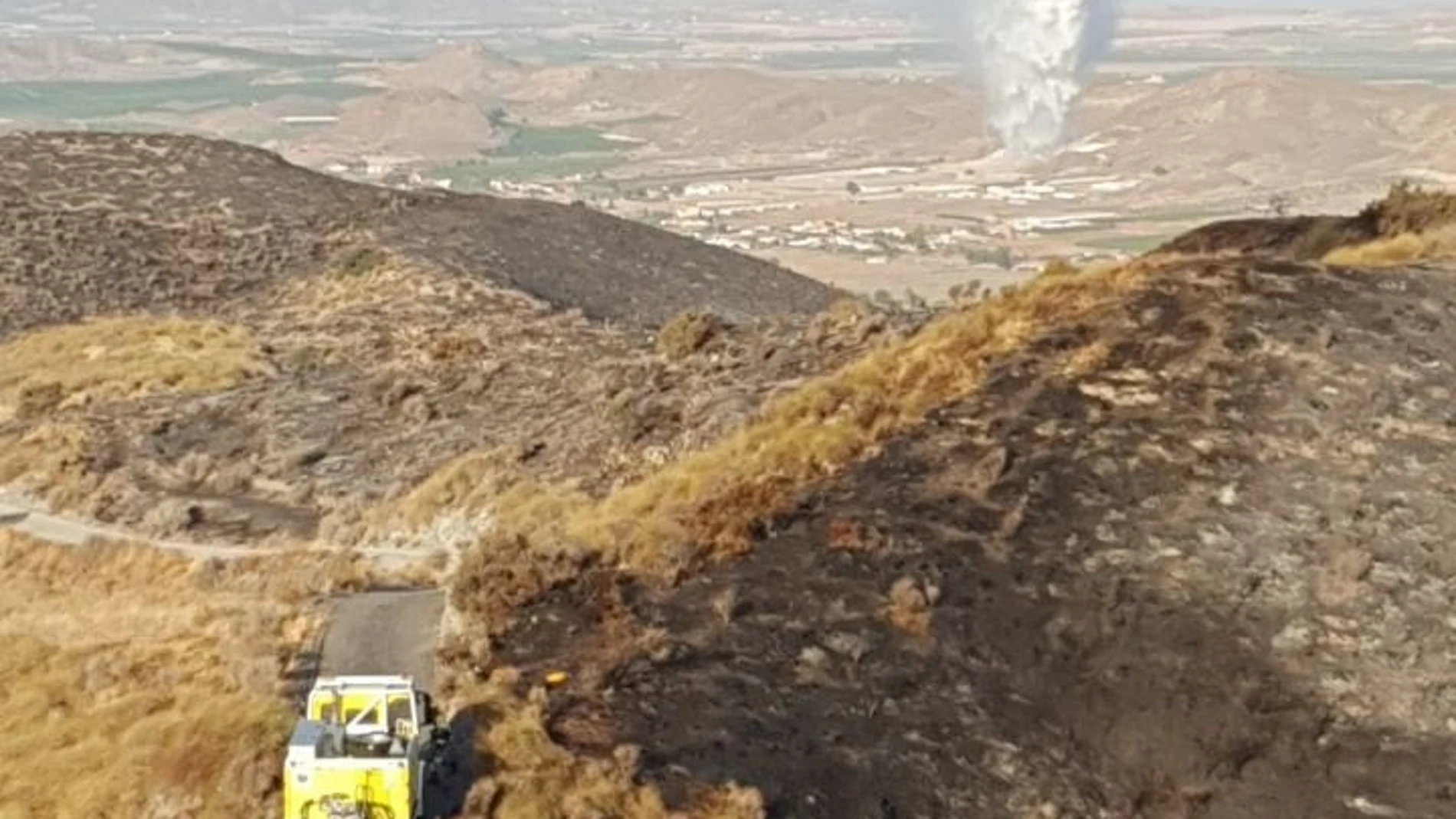 Sucesos.- Dan por controlado el incendio declarado este lunes por la noche en la Sierra de Carrasquilla (Lorca)