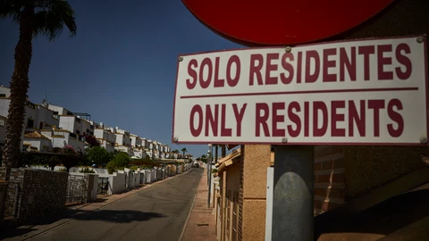 Urbanizaciones de La Marina (San Fulgencio), un pueblo alicantino con un 75% de extranjeros, de los que un 60% son ingleses residentes de esta pequeña localidad