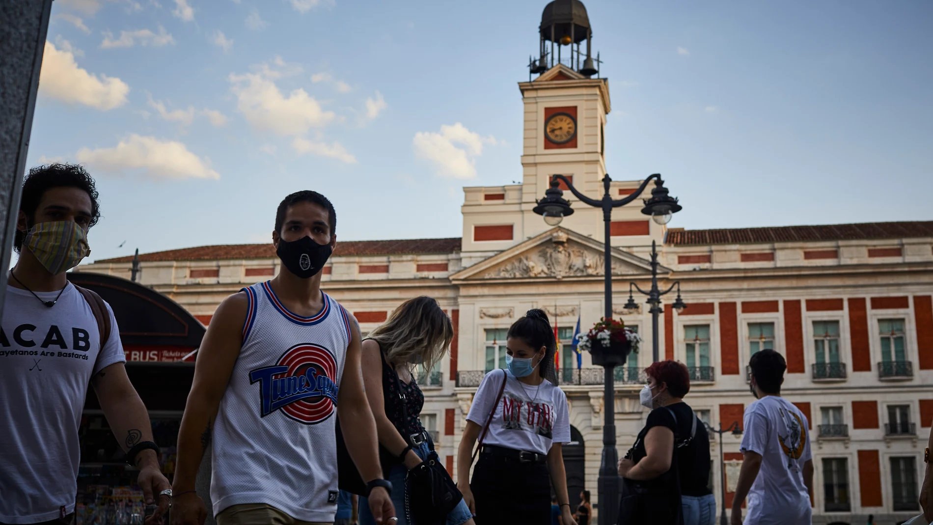 Jóvenes con mascarillas en la Puerta del Sol de Madrid