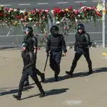 La policía pasa junto al lugar donde murió un manifestante en Minsk
