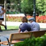 Una pareja de jubilados en un parque madrileño