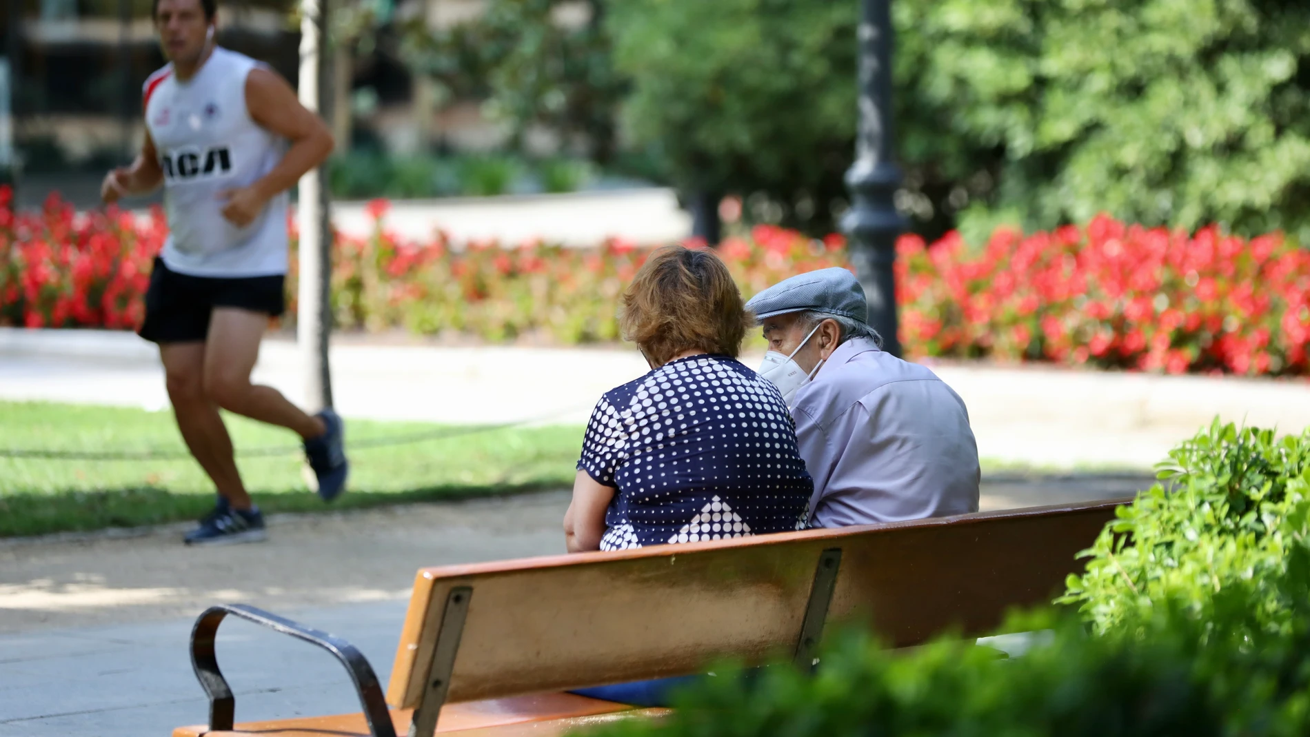 Una pareja de jubilados en un parque madrileño
