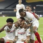 Los jugadores del Sevilla celebran el gol de Ocampos