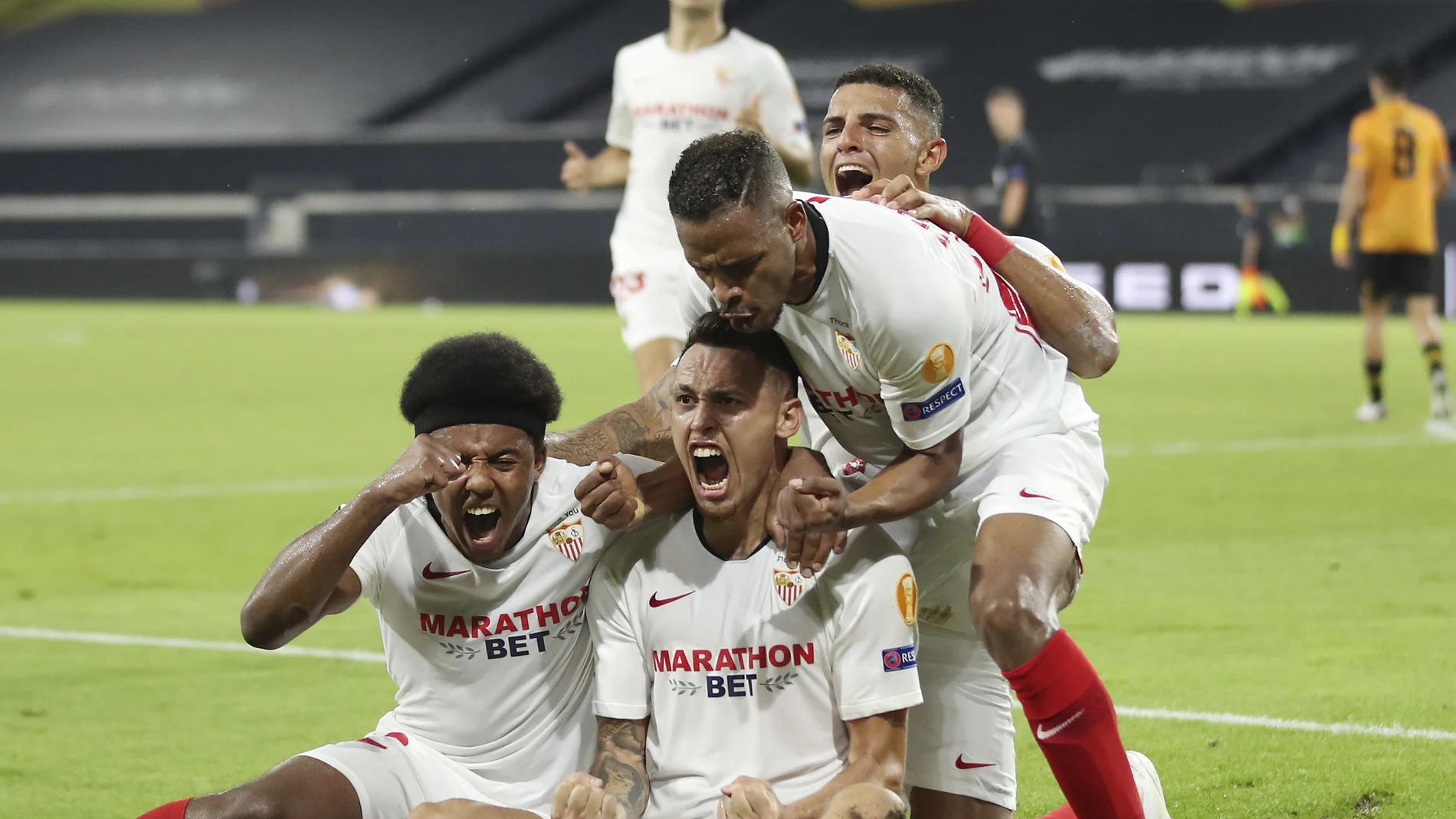 Los jugadores del Sevilla celebran el gol de Ocampos
