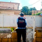 Los Mossos se encuentran con muchas dificultades para llevar a cabo las operaciones de desalojo