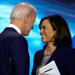 Kamala Harris, junto al ex vicepresidente Joe Biden, tras un debate en Houston durante las primarias demócratas