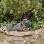 Imagen de las basuras que se encuentran a pocos metros de la playa Arbre del Gos desde hace un año, según el PP del Ayuntamiento de Valencia