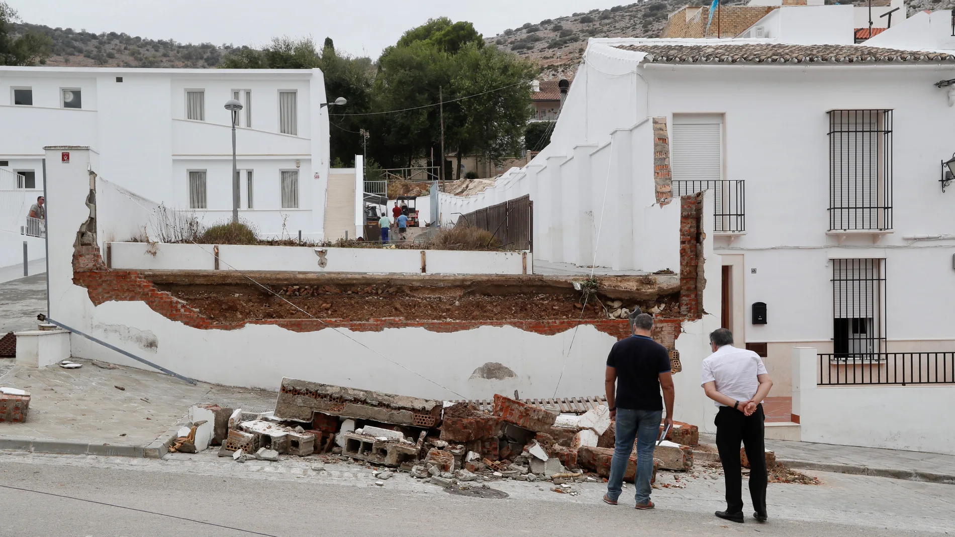 Muro caído en la localidad sevillana de Estepa tras la tromba de agua que, durante media hora y en dos partes, cayó en la Sierra Sur de Sevilla