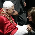 La entonces Princesa Letizia saluda a Su Santidad Benedicto XVI