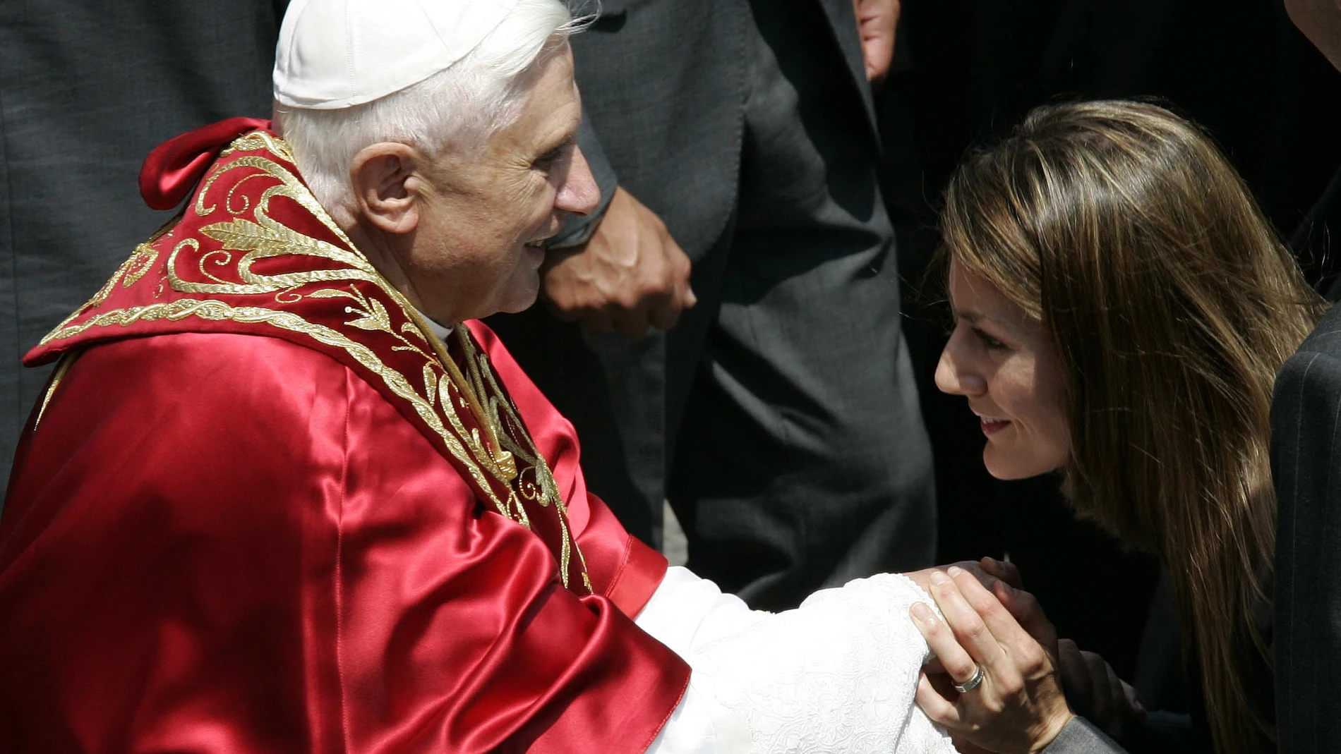 La entonces Princesa Letizia saluda a Su Santidad Benedicto XVI