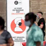 Un cartel informa a los habitantes de Bruselas de la obligatoriedad de llevar mascarilla