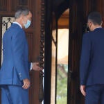 Felipe VI y Pedro Sánchez durante el despacho celebrado ayer en Marivent