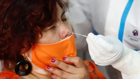Una mujer se somete a la prueba PCR en el punto COVID del Centro de Salud del barrio del Carmen de Murcia