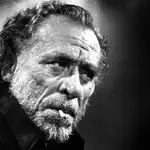 Charles Bukowski fuma en el programa &#39;Apostrophes&#39;, dirigido por Bernard Pivot en el canal francés Antenne 2