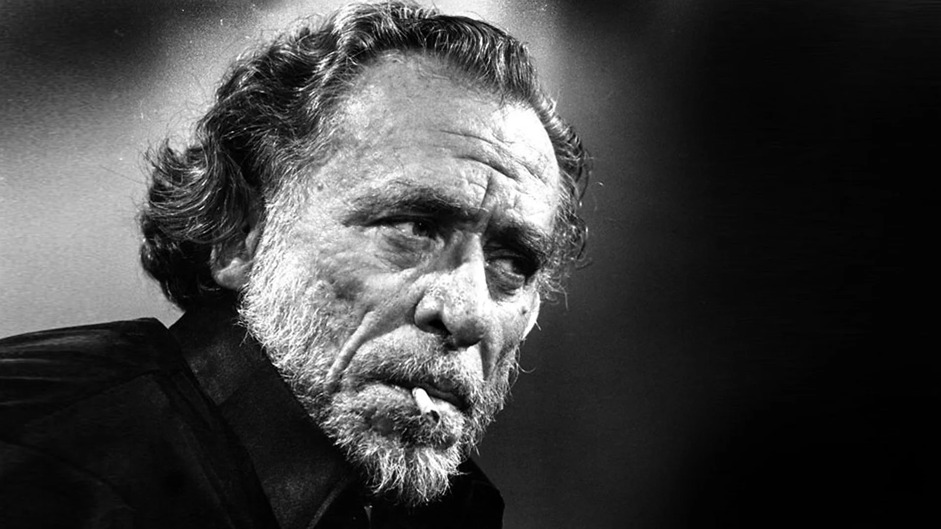 Charles Bukowski fuma en el programa 'Apostrophes', dirigido por Bernard Pivot en el canal francés Antenne 2