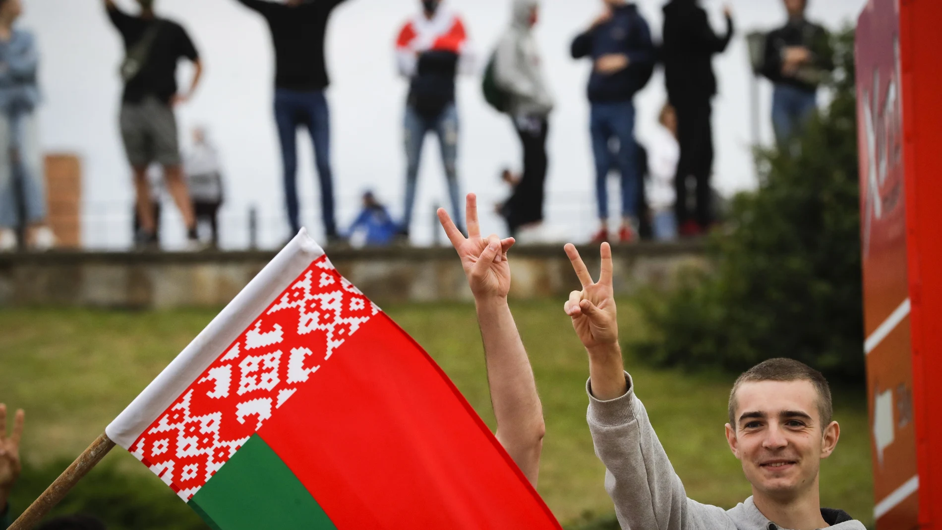 Manifestantes con la bandera de Bielorrusia protestan en Minsk contra el fraude electoral
