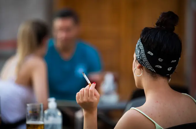 Canarias se une a Galicia: ¿se va a prohibir fumar en la calle en toda España?