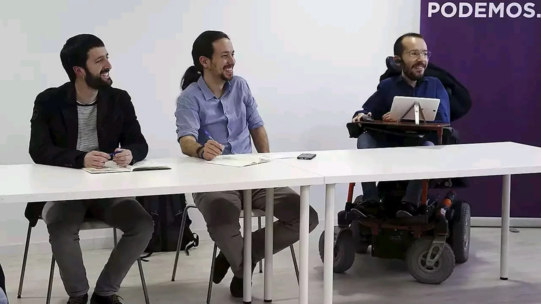 Juanma del Olmo, en la izquierda, junto a Pablo Iglesias y Pablo Echenique.