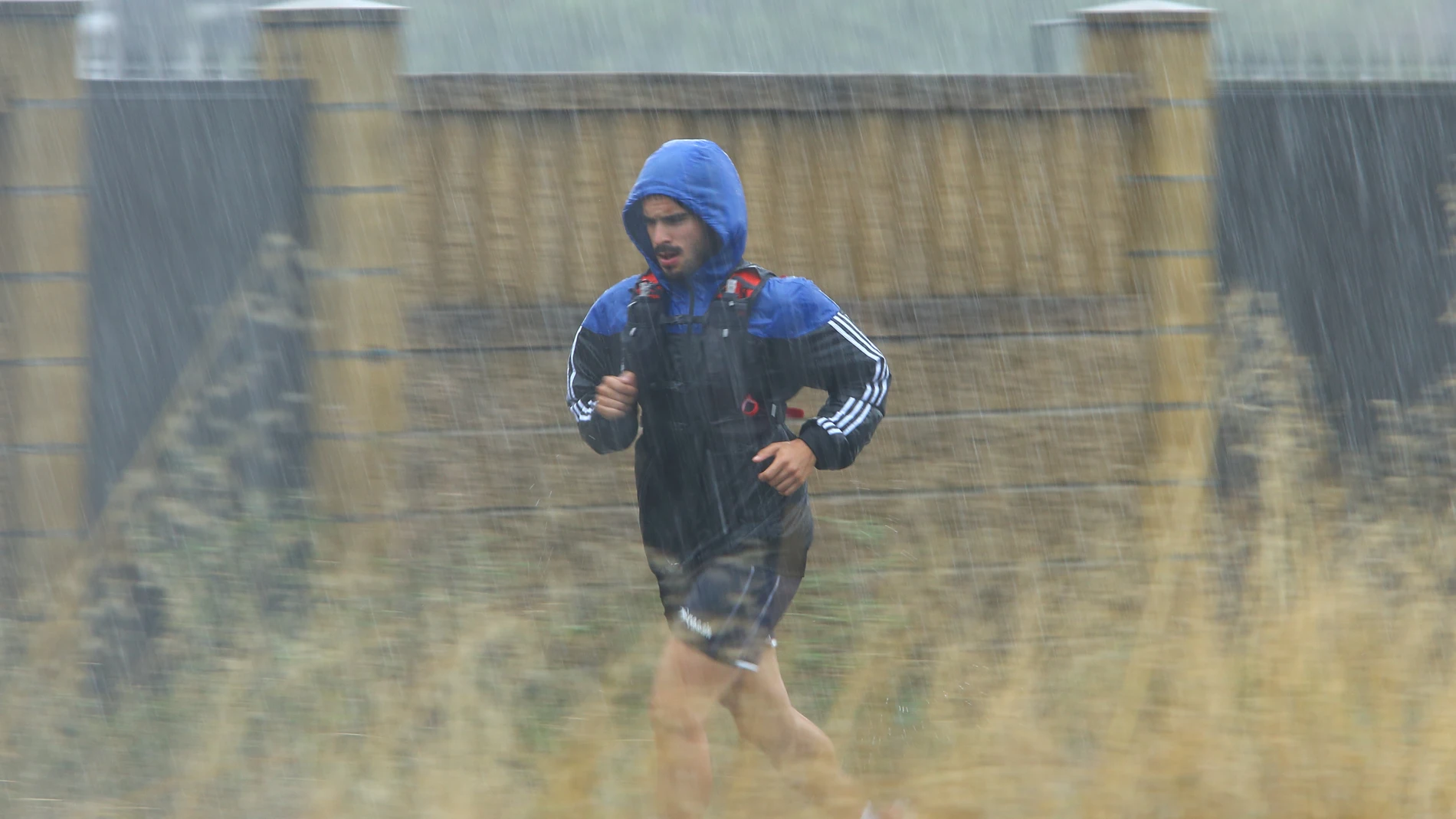 Un deportista corre bajo una intensa tormenta