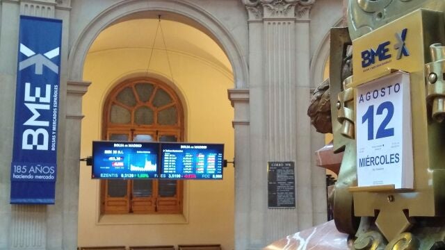 Pantallas muestran la evolución del IBEX35 al cierre de la jornada de Bolsa de Madrid