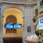 Pantallas muestran la evolución del IBEX35 al cierre de la jornada de Bolsa de Madrid