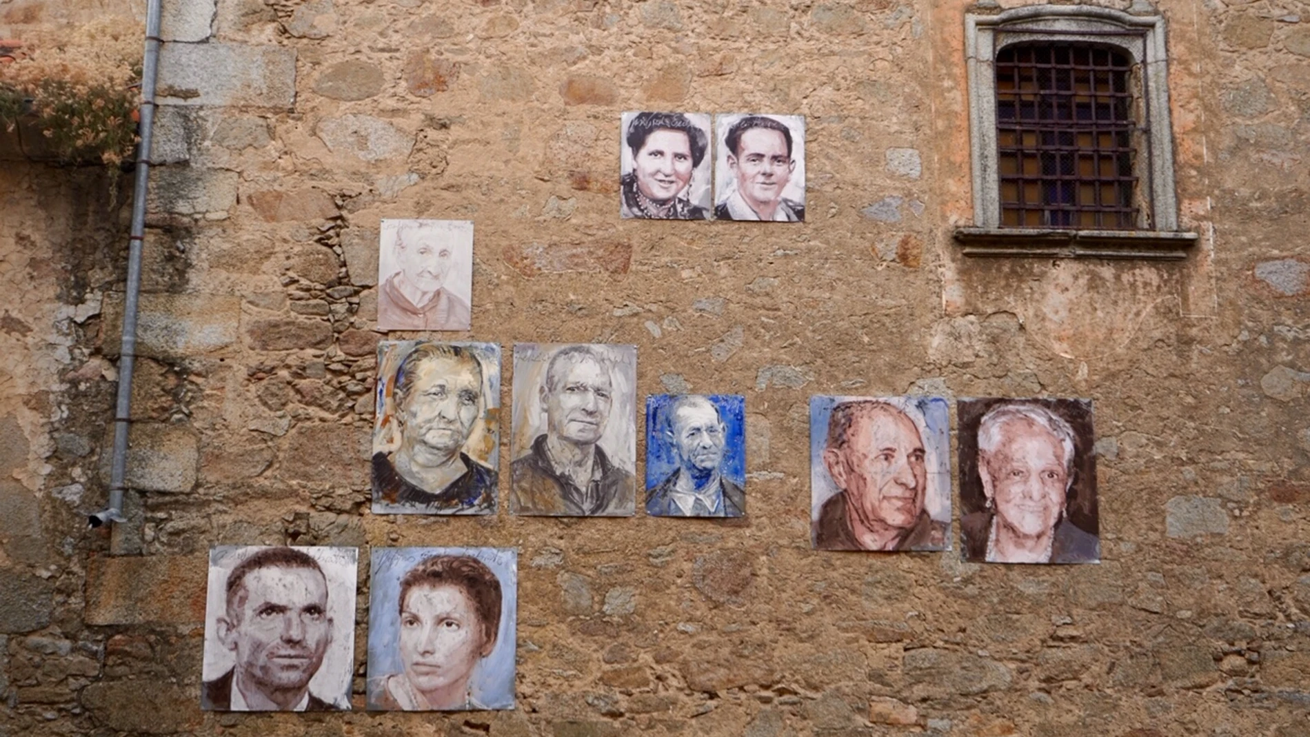 Cuadros de los habitantes de Mogarraz en la Iglesia Parroquial.