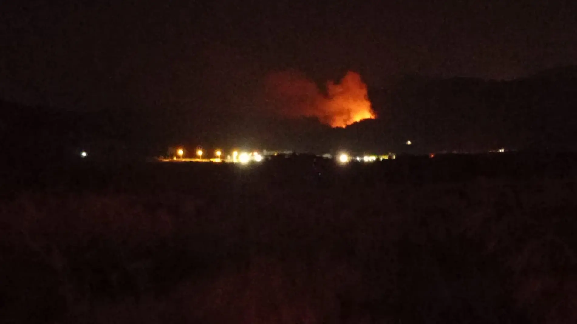 Una imagen del incendio que empezó anoche