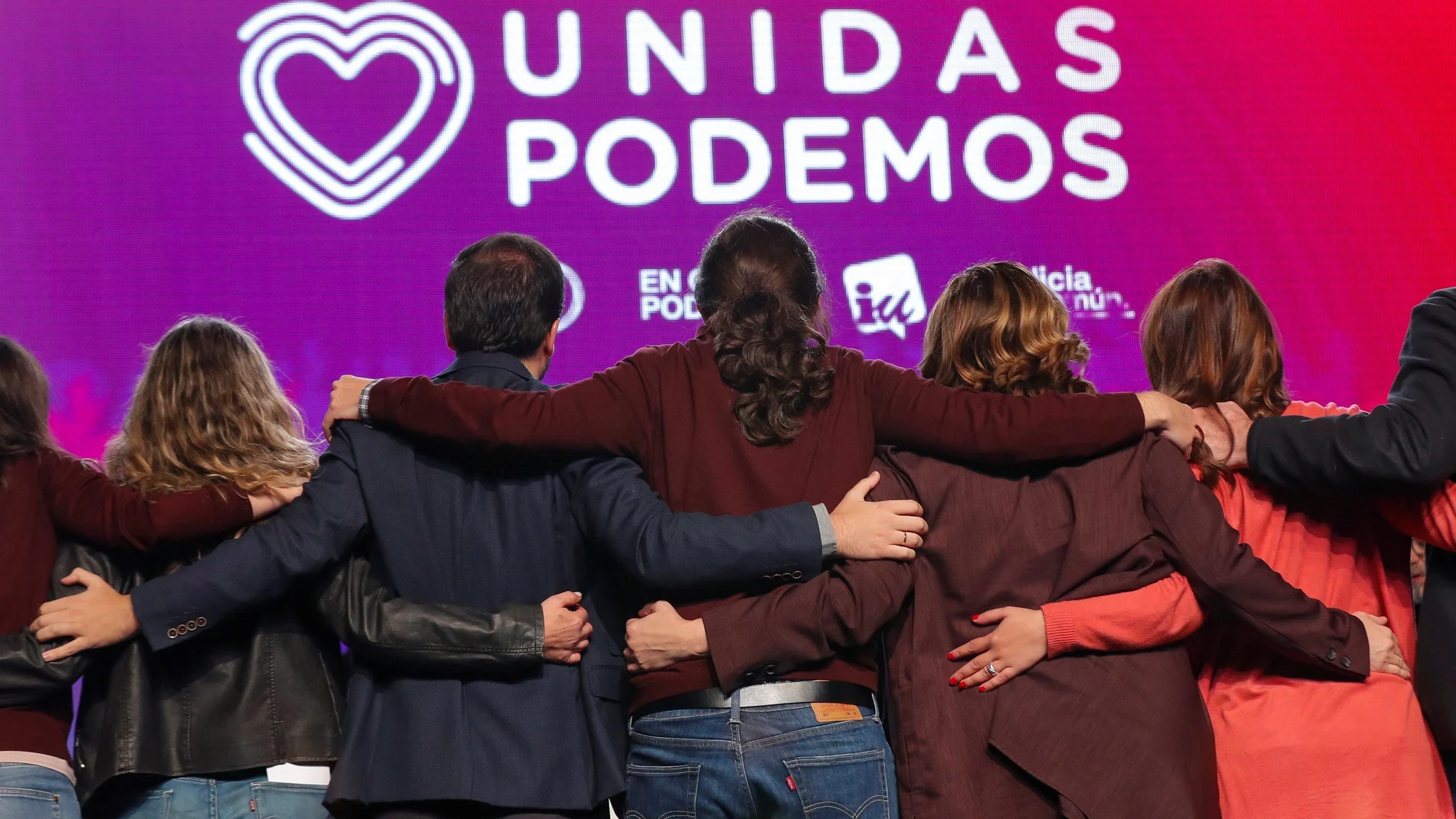 El líder de Unidas Podemos, Pablo Iglesias (c); el coordinador general de Izquierda Unida y cabeza de lista de Unidas Podemos al Congreso por Málaga, Alberto Garzón (2i); y la alcaldesa de Barcelona, Ada Colau (2d), intervienen en el acto de cierre de campaña de la formación, que ha tenido lugar este viernes en Ifema, Madrid.
