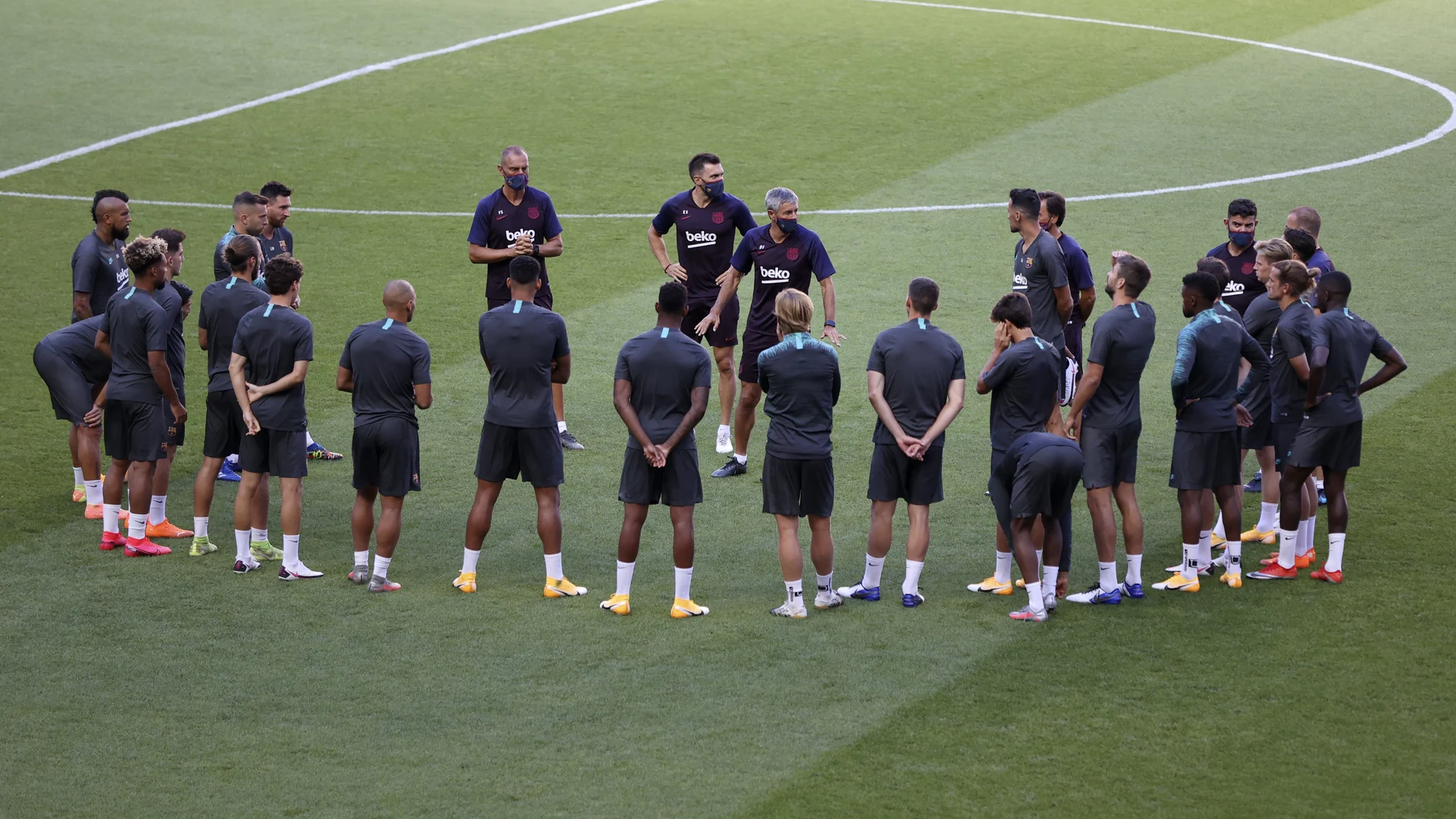 Quique Setién da instrucciones al equipo durante su etapa de entrenador del Barcelona