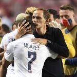 Thomas Tuchel, entrenador del PSG, besa a Mbappé tras superar al Atalanta en los cuartos de la Champions
