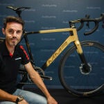 Samuel Sánchez, con la bicicleta conmemorativa de su oro olimpico