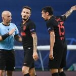 Savic y Saúl protestan al árbitro Marciniak