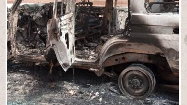 Estado en el que quedó el vehículo después de ser quemado por los terroristas. Cinco de los franceses fueron muertos a tiros y una mujer, degollada cuando intentaba huir
