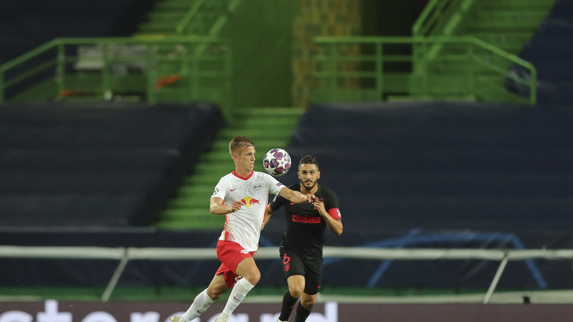 Koke trata de quitar el balón al español del Leipzig Dani Olmo