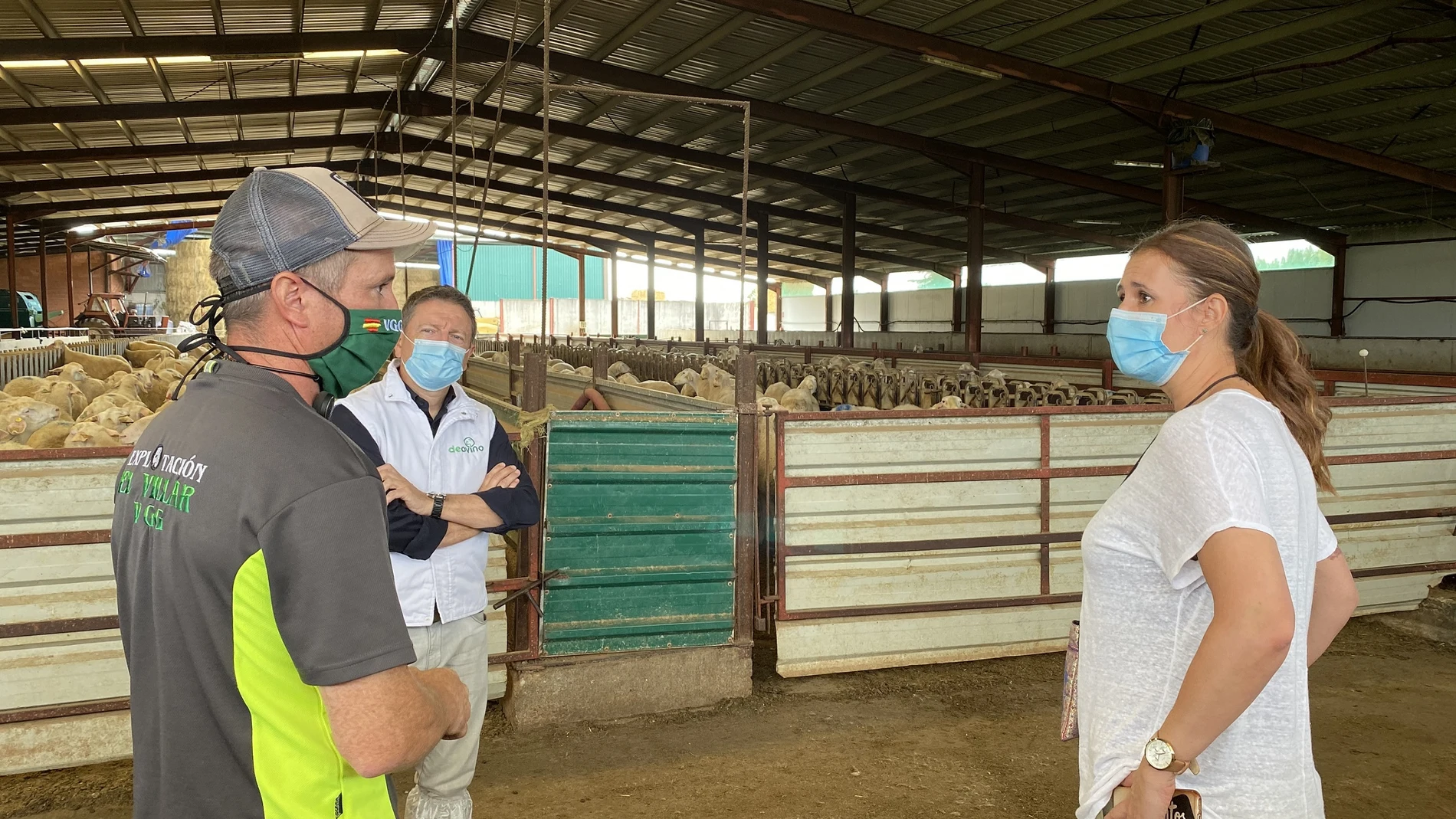 La directora general de la Cadena Alimentaria de la Junta de Castilla y León, Gema Marcos, ha visitado la explotación ‘El Villar’, en Santibáñez del Porma (León)