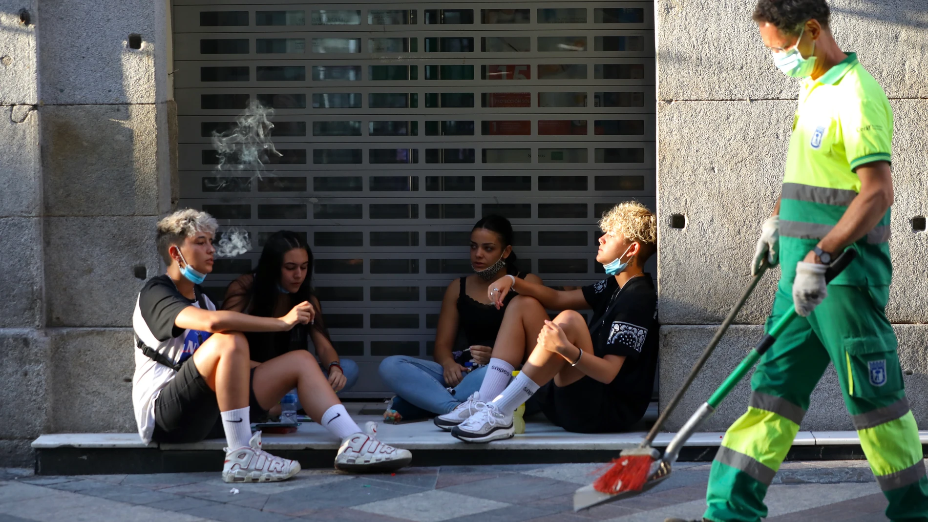 Jóvenes fumando en la Calle Arenal, en Madrid