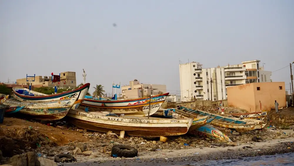 Cayucos en el puerto de pescadores de Dakar.