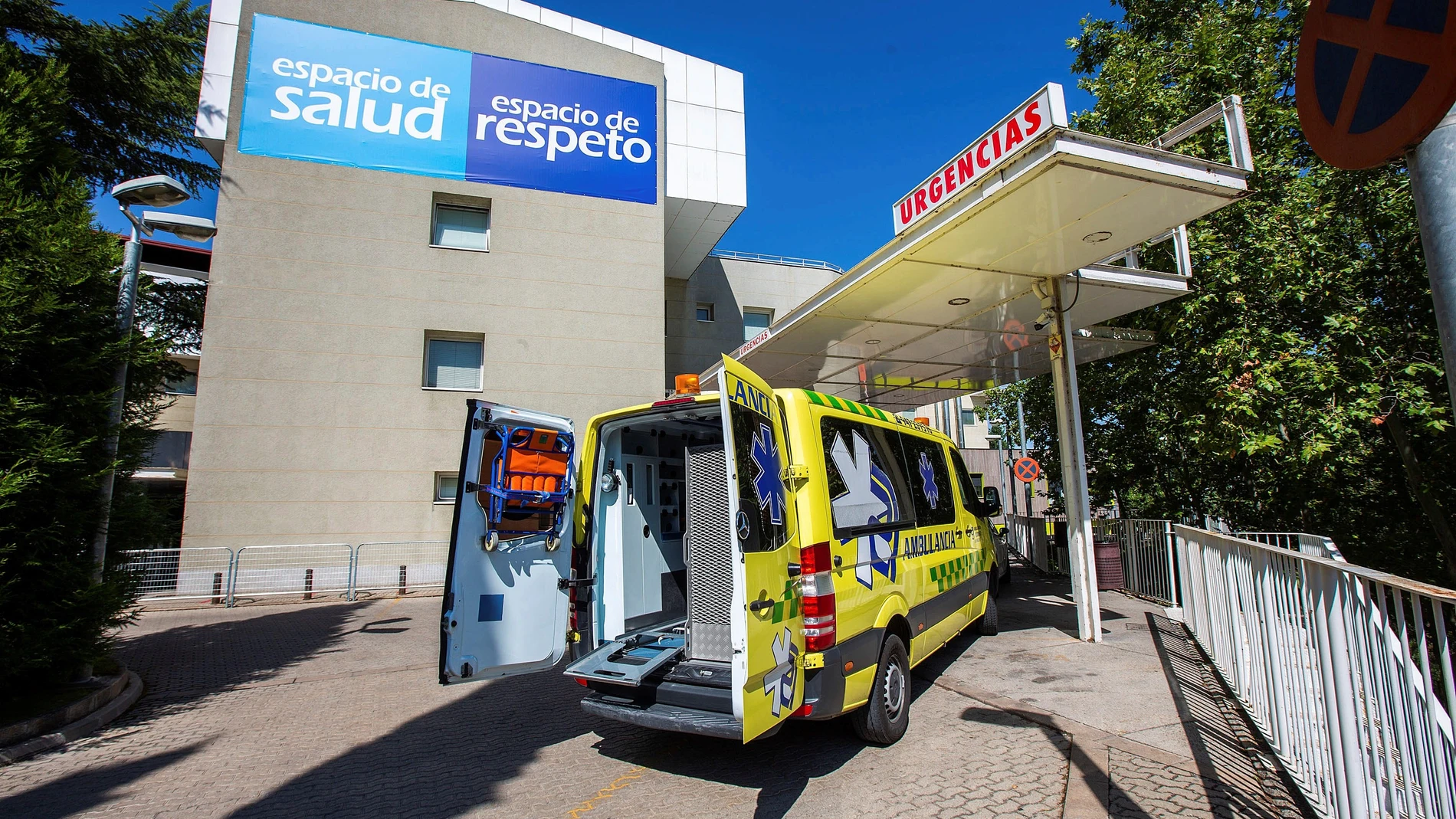 Vista de una ambulancia hoy en el hospital Santos Reyes de Arada de Duero