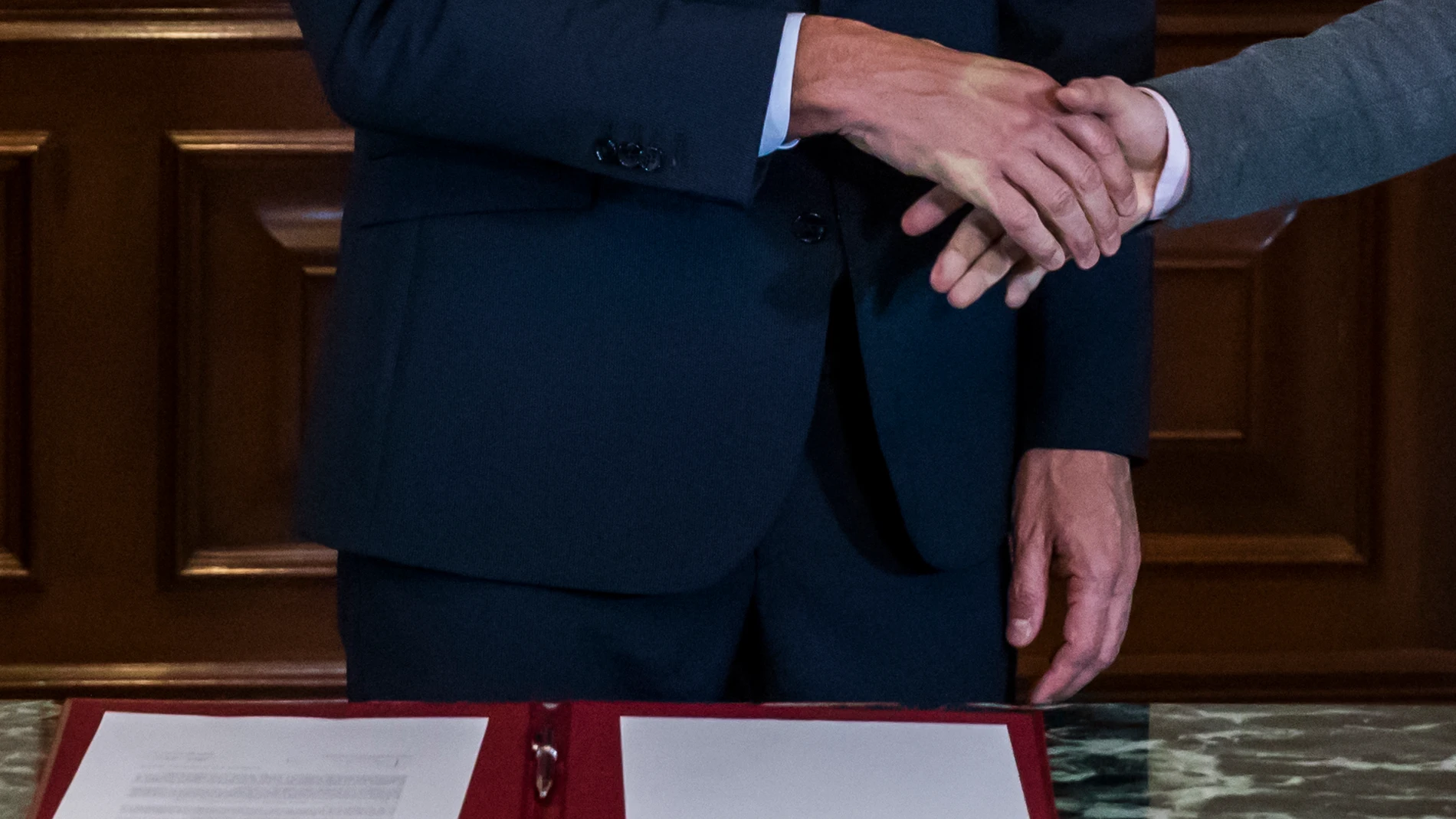 Firma del Acuerdo PSOE - UNIDAS PODEMOS para la formacion de un Gobierno. Firman Pedro Sanchez y Pablo Iglesias .