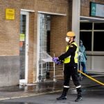 Miembros de la UME realizando labores de desinfección en Hospital Virgen del Rocío de Sevilla