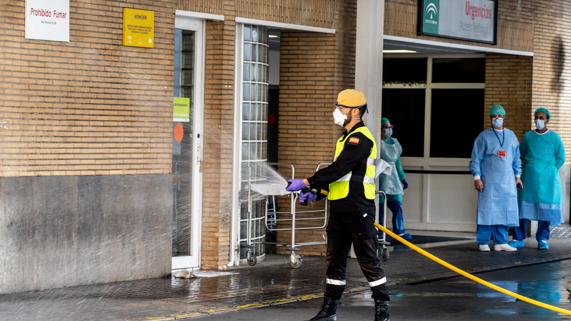 Miembros de la UME realizando labores de desinfección en Hospital Virgen del Rocío de Sevilla