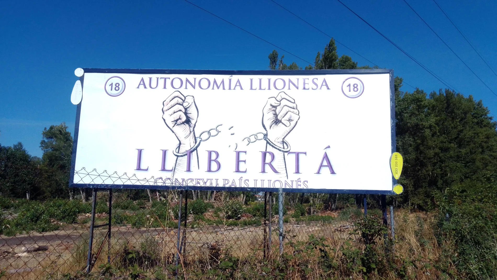 La asociación leonesista Conceyu País Llionés colocó una nueva valla reivindicativa con el lema ‘Llibertá’, con la que insiste en la defensa de la autonomía de la Región Leonesa