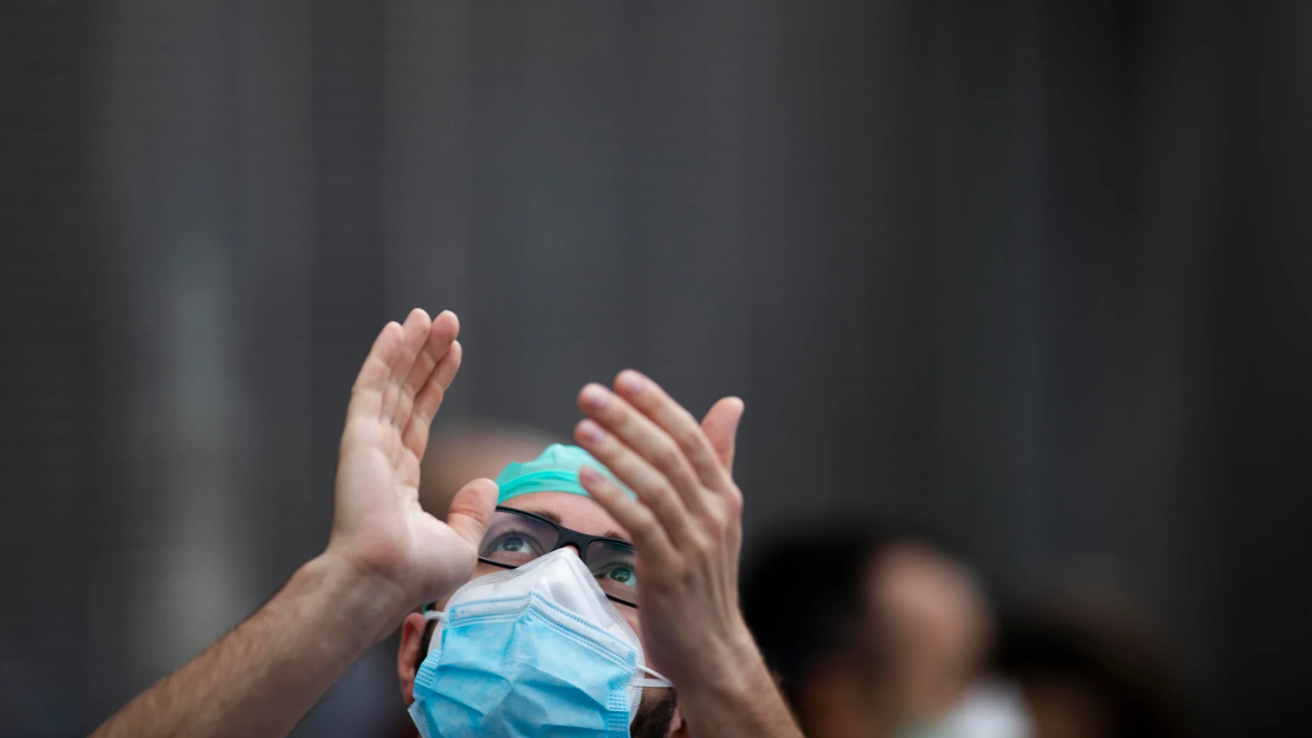 Hospital La Paz durante el aplauso de las 20.00 a los médicos por le covid.